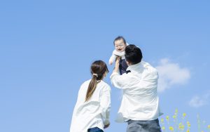 男性の育児休業の状況と改正育児・介護休業法の概要。企業がおさえておきたいポイント。 男性の育児休業の状況と改正育児・介護休業法の概要。企業がおさえておきたいポイント。